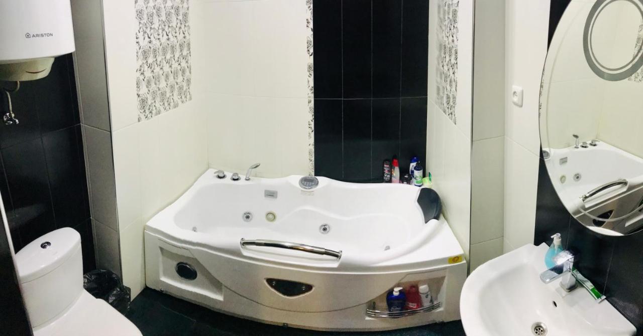יירבאן Luxury Apartment With Jacuzzi On Republic Square מראה חיצוני תמונה