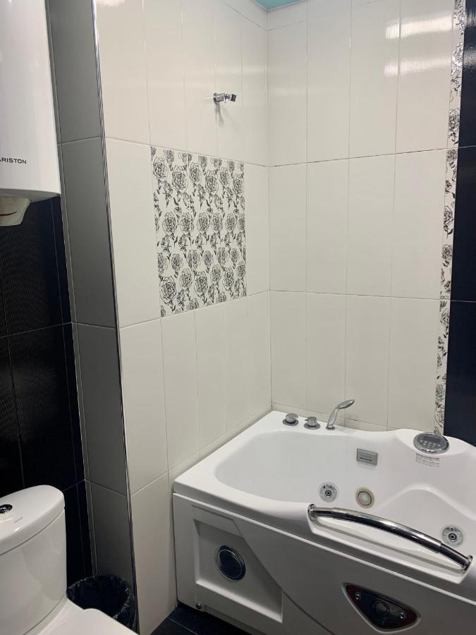 יירבאן Luxury Apartment With Jacuzzi On Republic Square מראה חיצוני תמונה