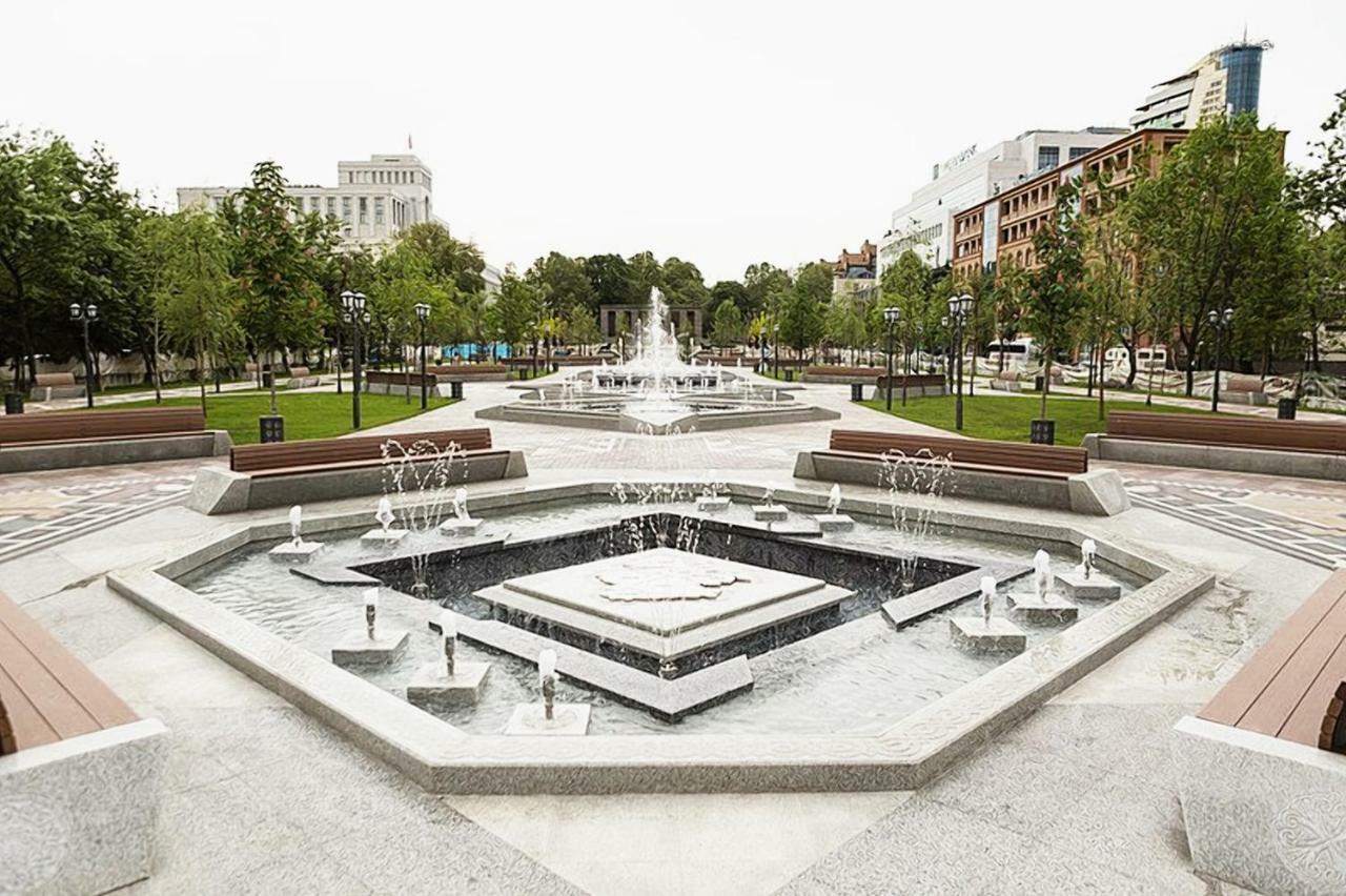יירבאן Luxury Apartment With Jacuzzi On Republic Square מראה חיצוני תמונה