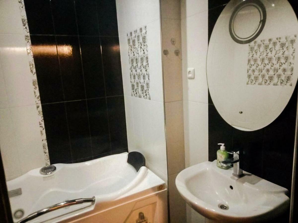 יירבאן Luxury Apartment With Jacuzzi On Republic Square מראה חיצוני תמונה